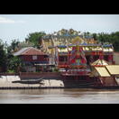 Der am südöstlichen Ufer gelegene Chao Pho Thepharak-Chao Mae Thapthim Shrine